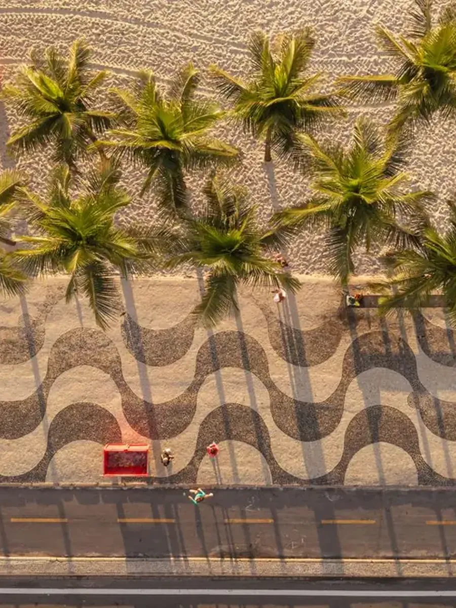 The wave pattern of the Copacabana promenade from above
