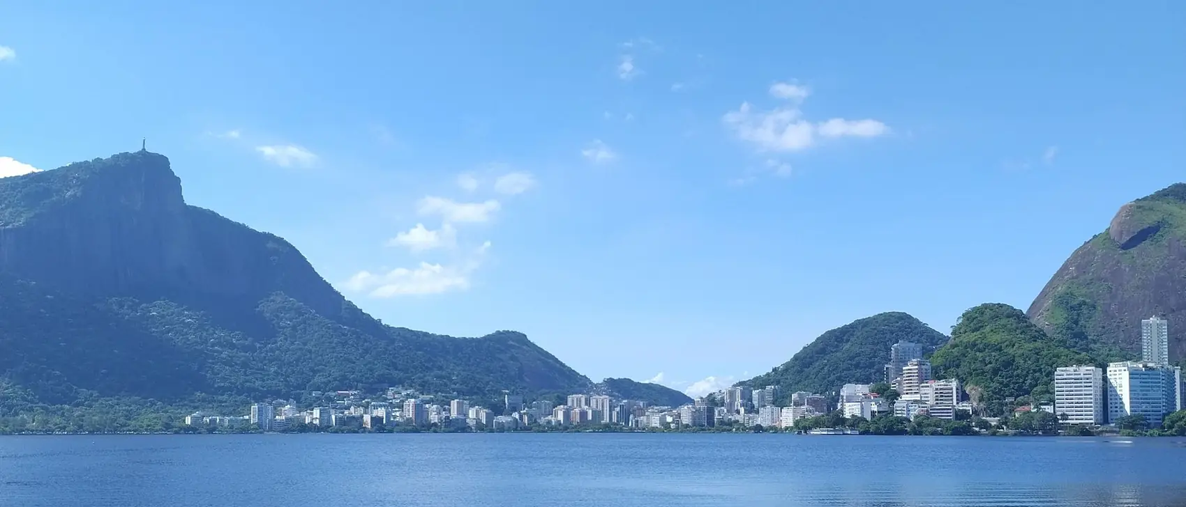 Rodrigo de Freitas lagoon with the hills behind it