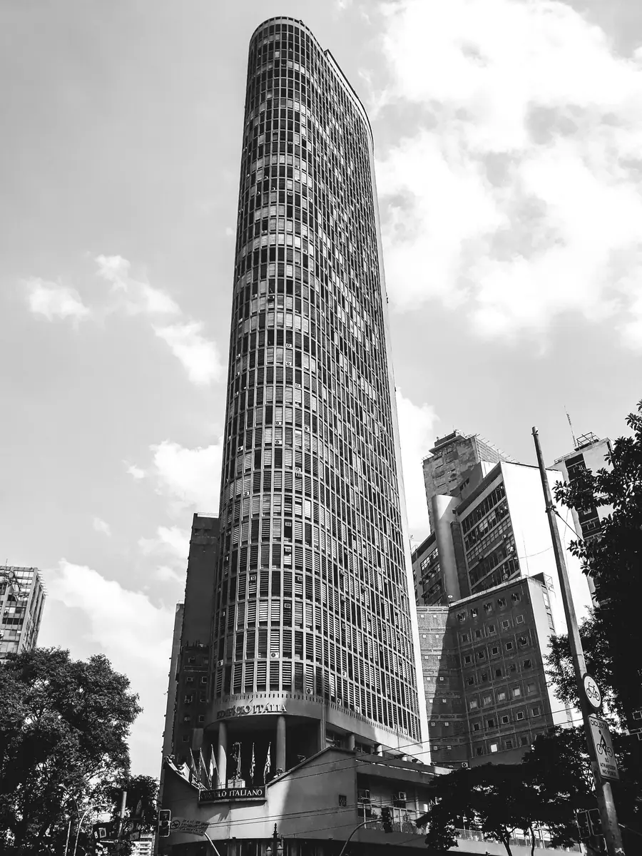 The curve of the Copan building in black and white